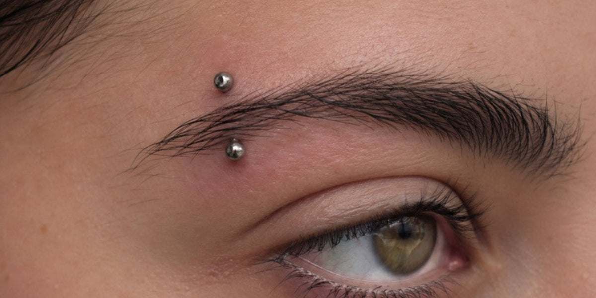 Eyebrow piercing jewellery - curved barbell in an eyebrow piercing