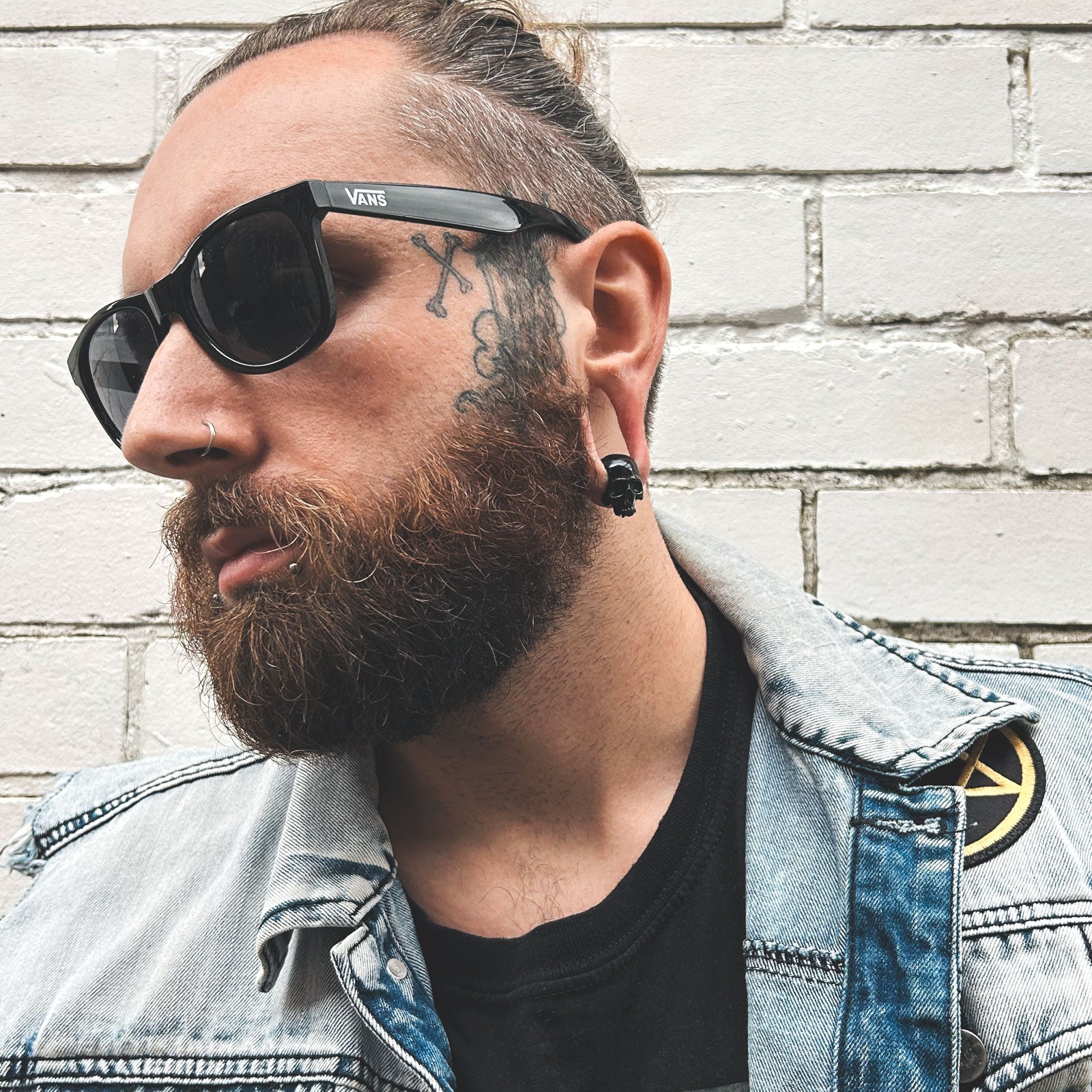 3D Skull Black PVD Saddle Ear Weight Hanger Model Shot