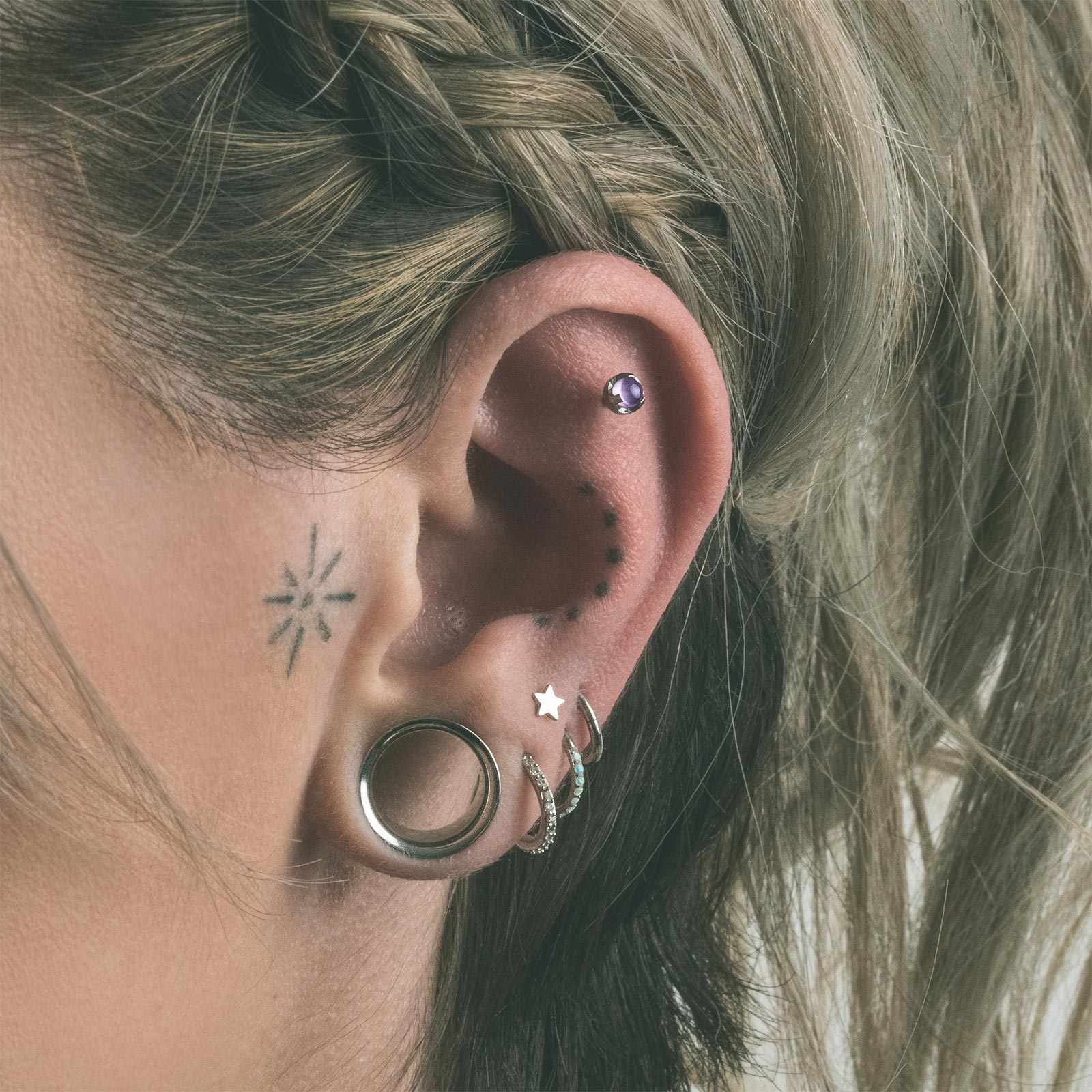 Three Prong Amethyst & Titanium Threadless Top Model Shot