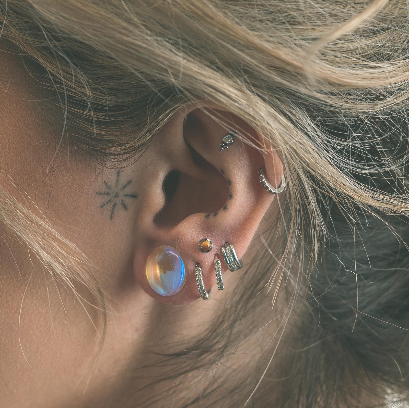 Aurora Glass Single Flare Convex Plug Model Shot