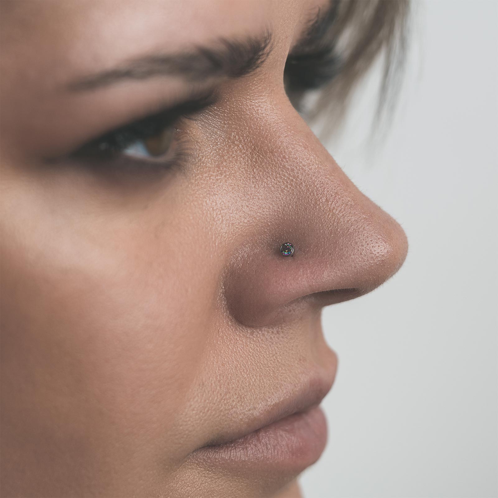 Bezel Set Vitrail Medium Jewelled Titanium Threadless Top Model Shot