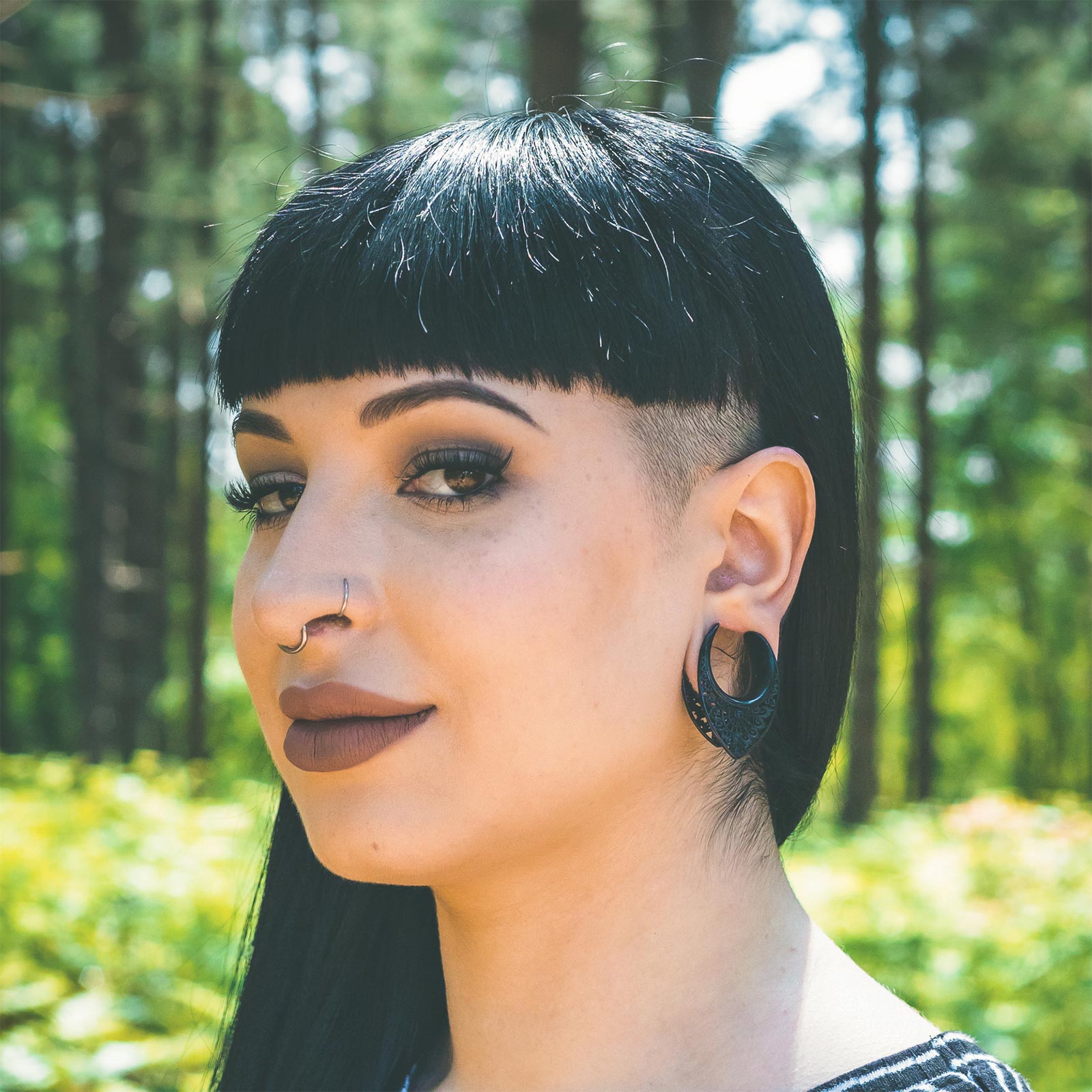 Black PVD Regal Shield Saddle Ear Weight Model Shot 2