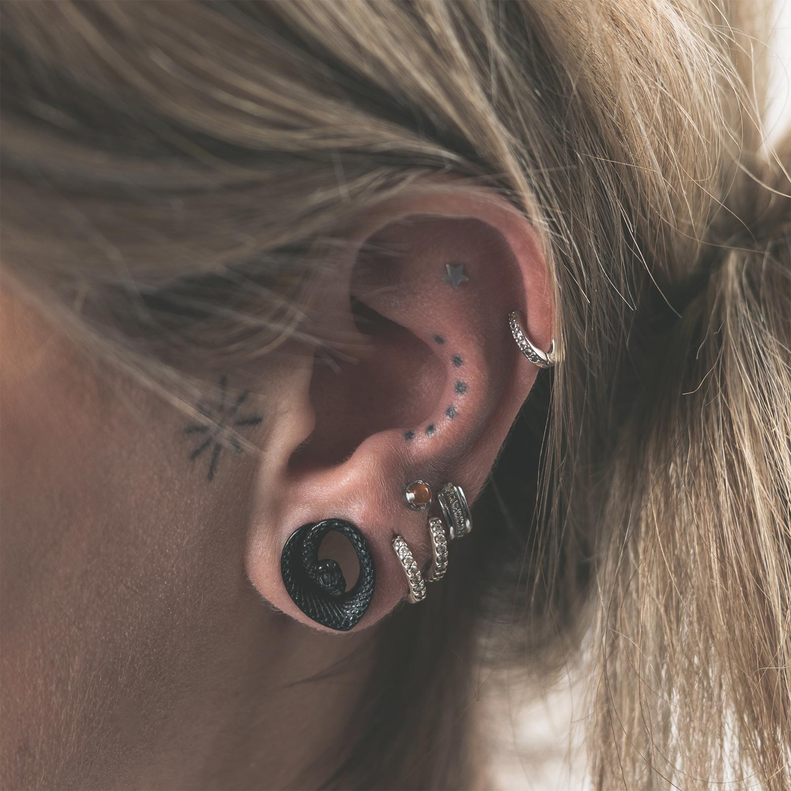 Coiled Snake Black PVD Teardrop Saddle Ear Weight Model Shot