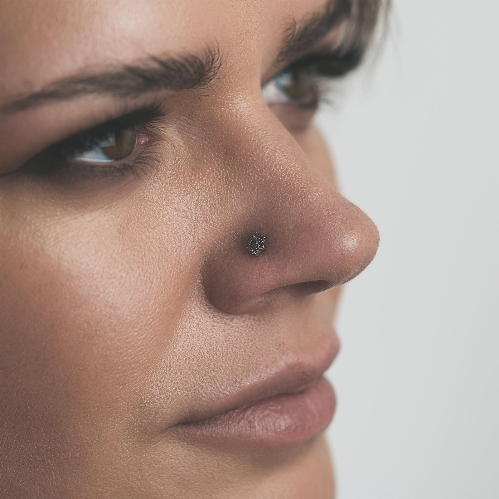 Flower Shape Vitrail Medium Bejewelled Titanium Threadless Top Model Shot