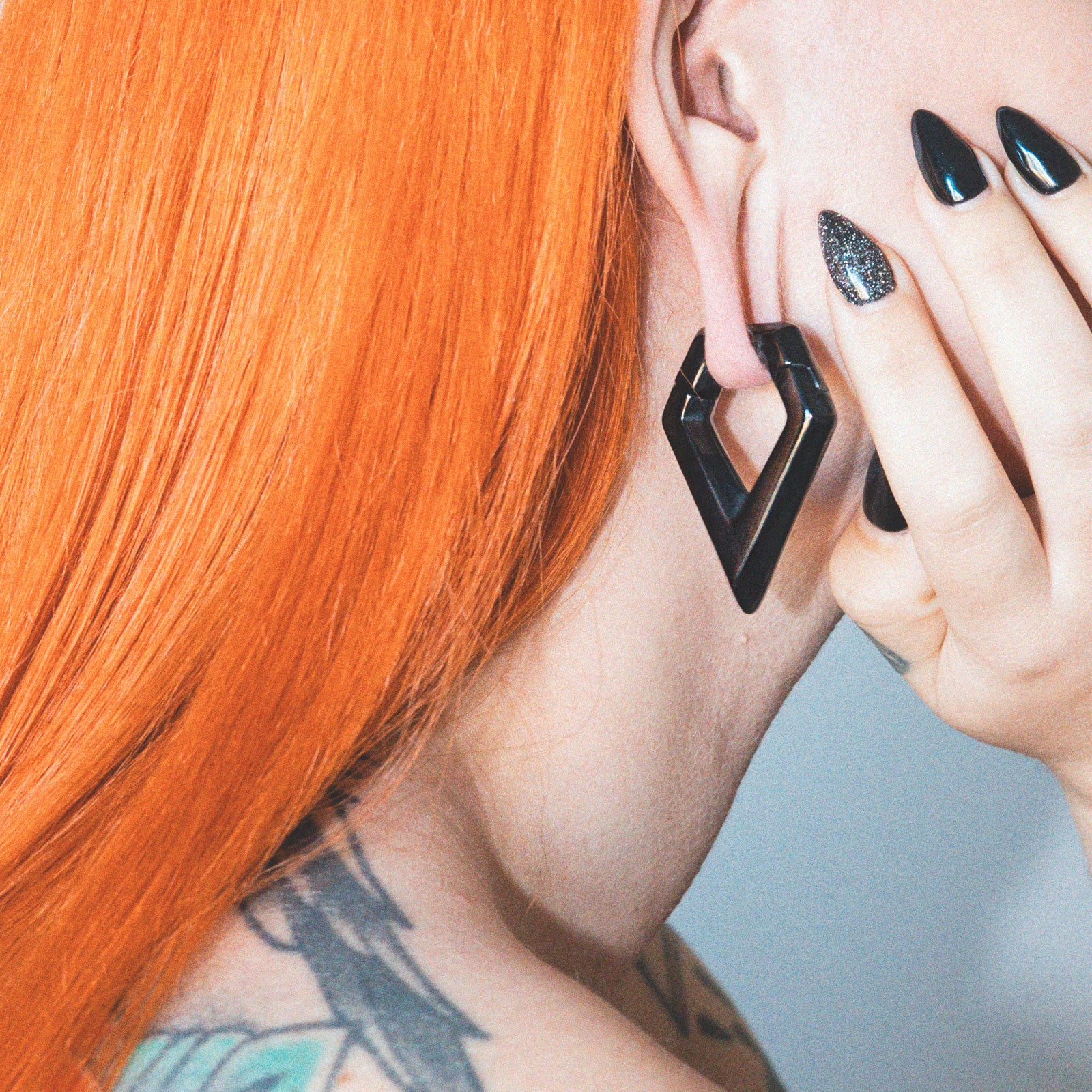 Geometric Drop Black PVD Magnetic Ear Weight Model Shot