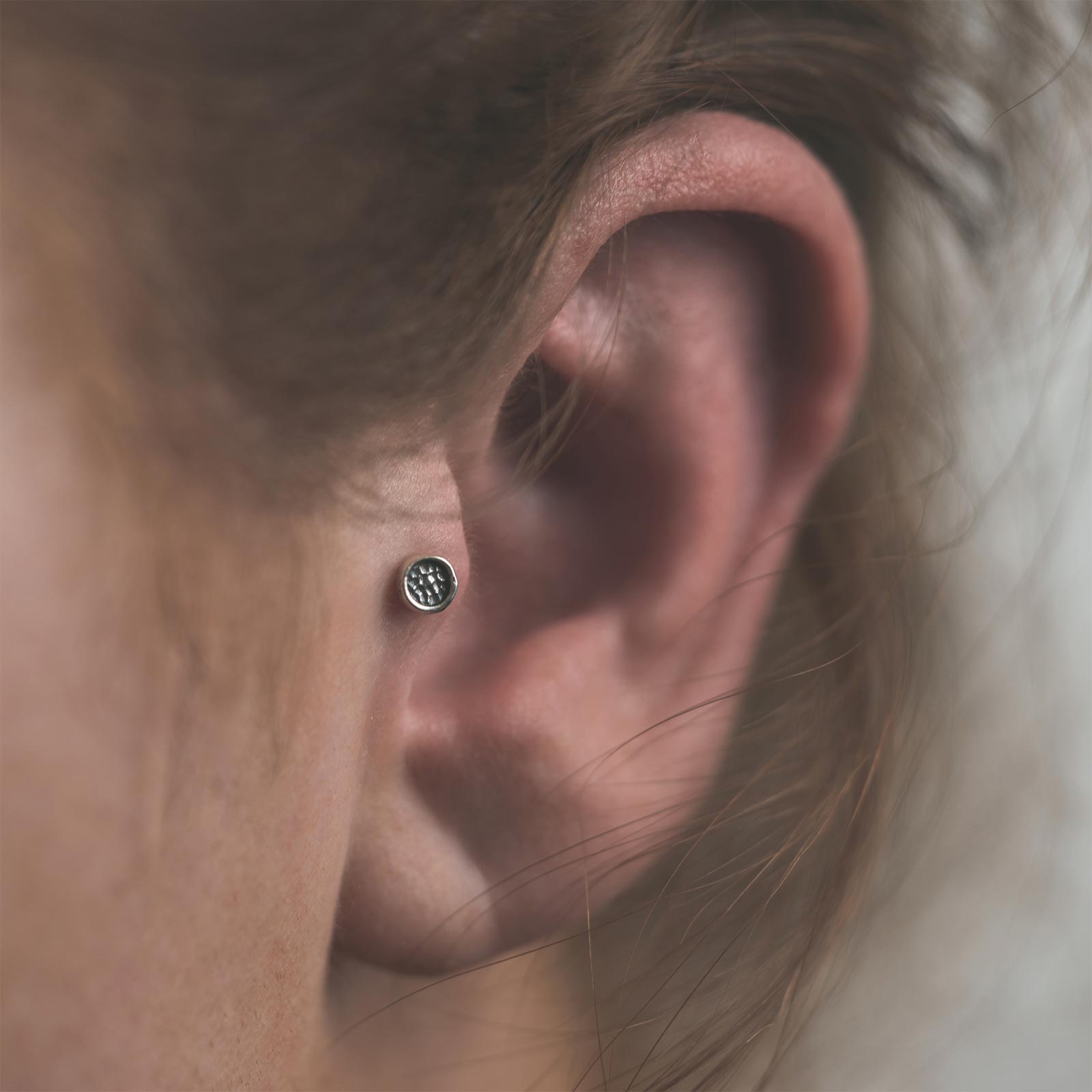 Hammered Disc 925 Silver Threadless Top Model Shot