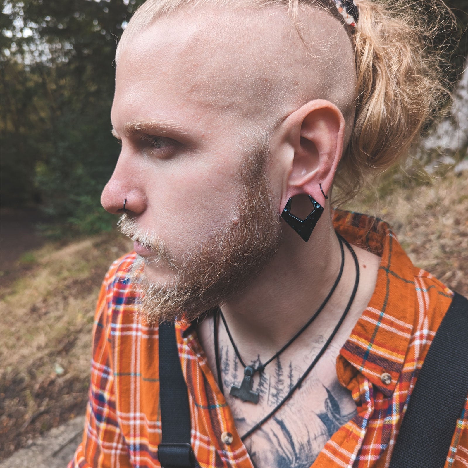 Hammered Pointed Hanger Black PVD Saddle Ear Weight Model Shot