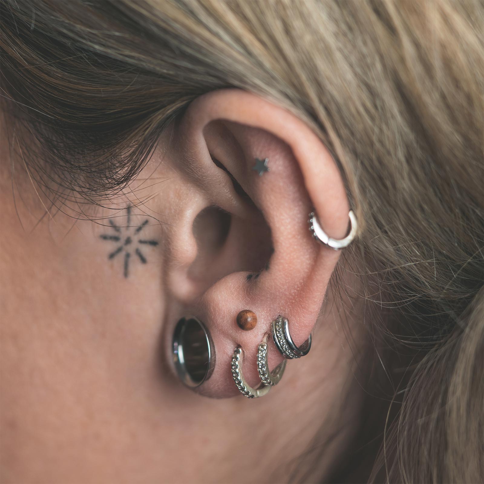 Olive Wood Ball Threadless Top Model Shot