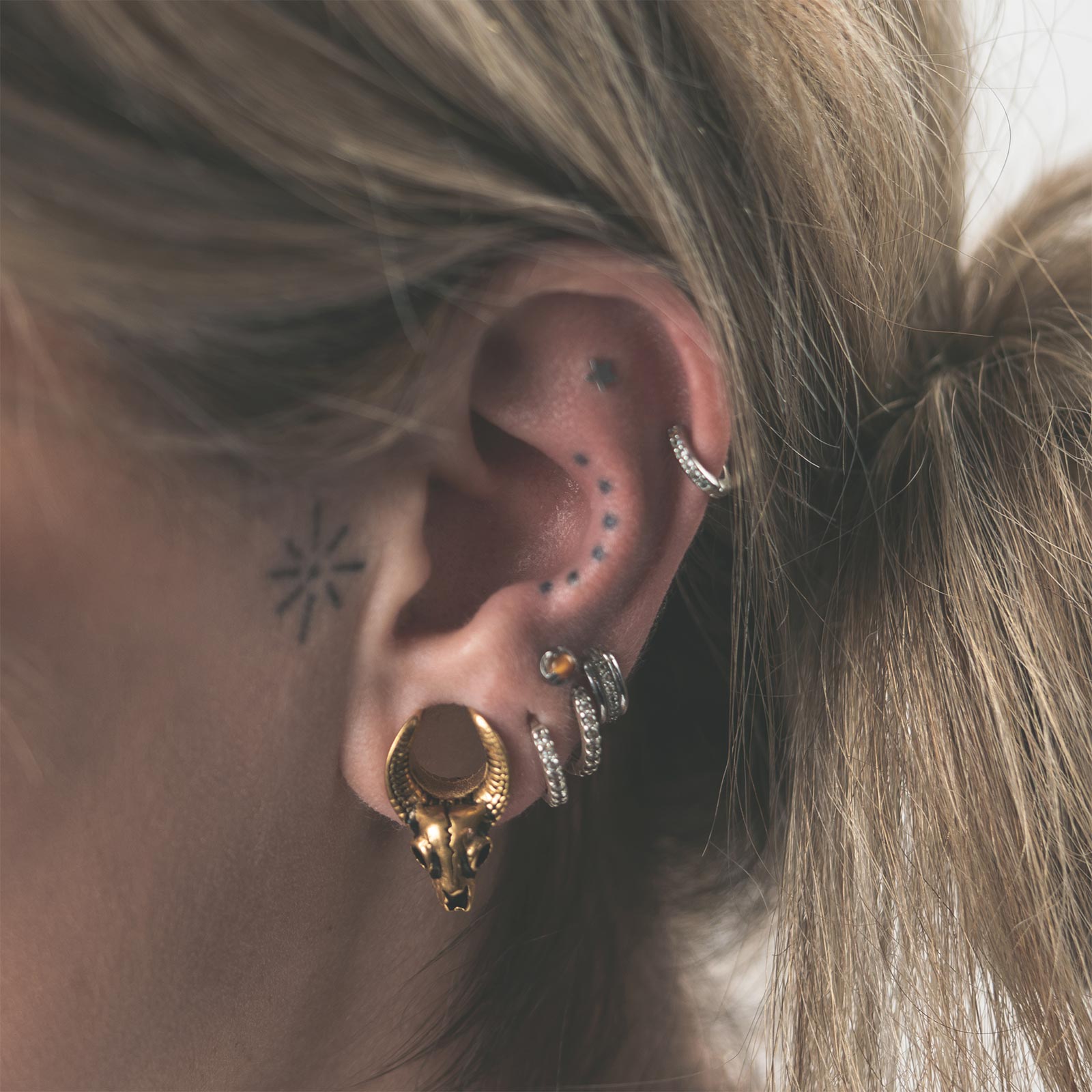 Ram Skull Gold PVD Saddle Ear Weight Model Shot