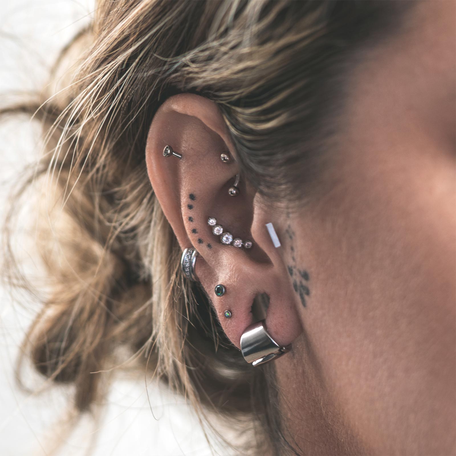 Surgical Steel Hinged Lobe Cuff Model Shot