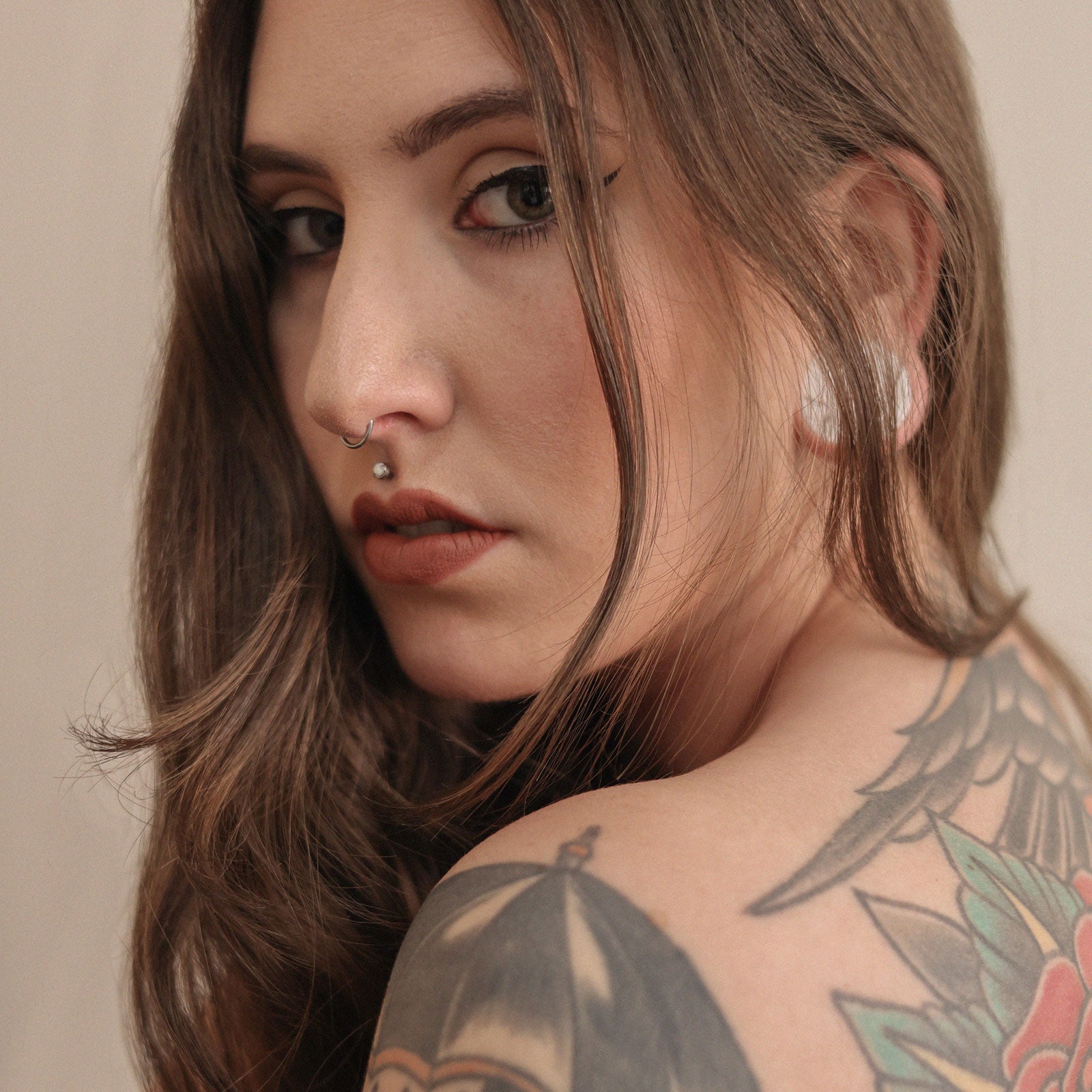 Three Prong Synth White Opal & Titanium Threadless Top Model Shot