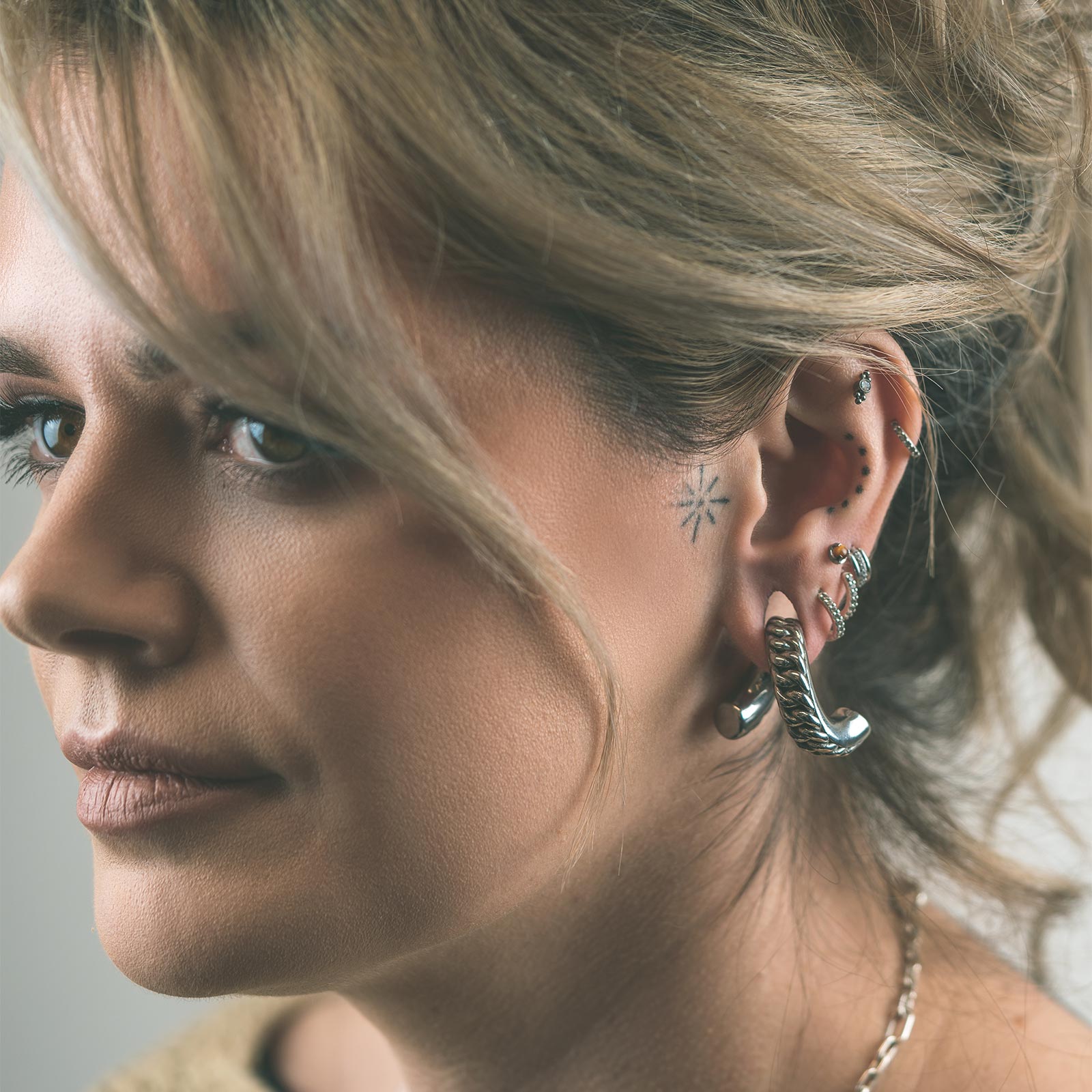 Twisted Chain Link Surgical Steel Ear Weight Model Shot