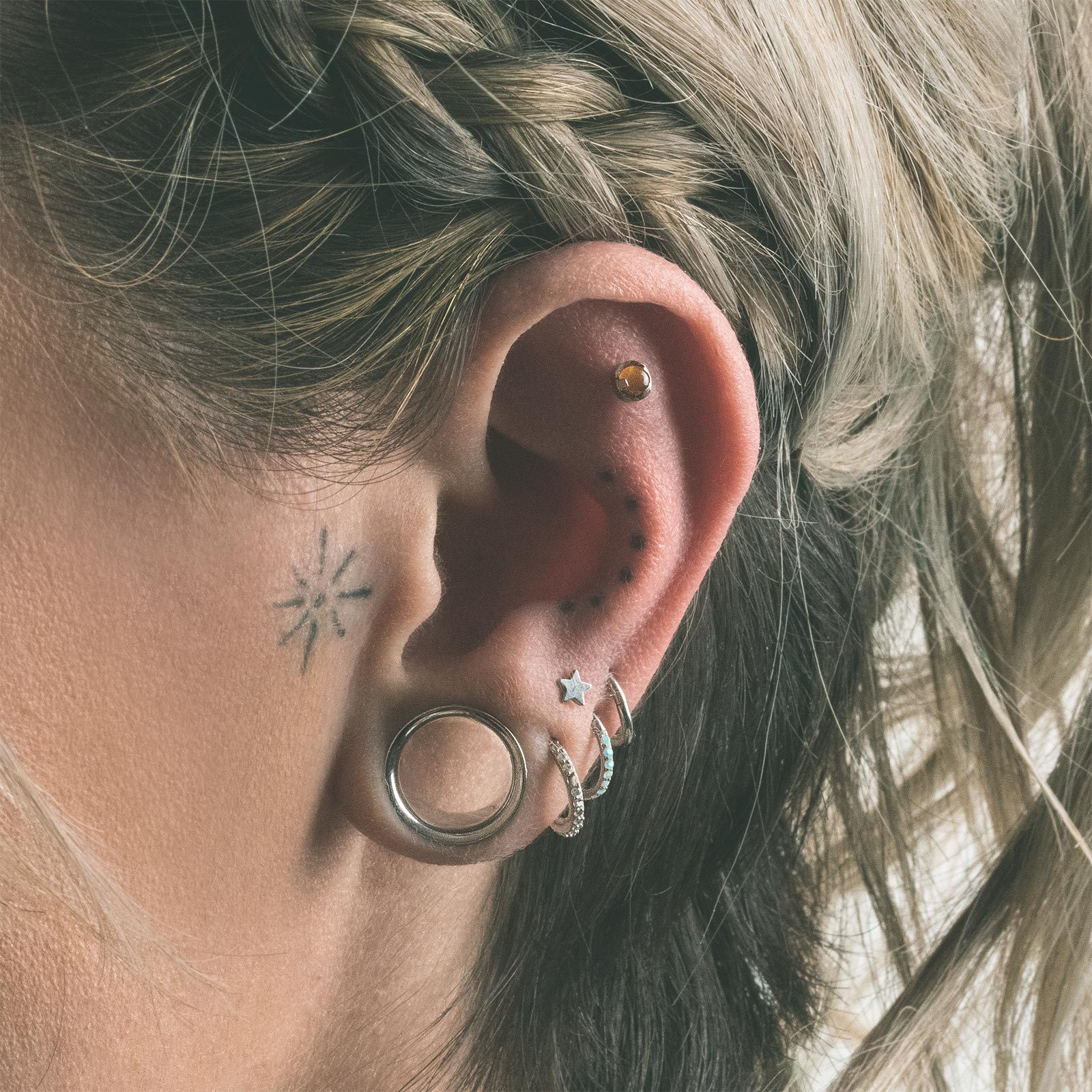 Three Prong Yellow Tiger's Eye & Titanium Threadless Top Model Shot