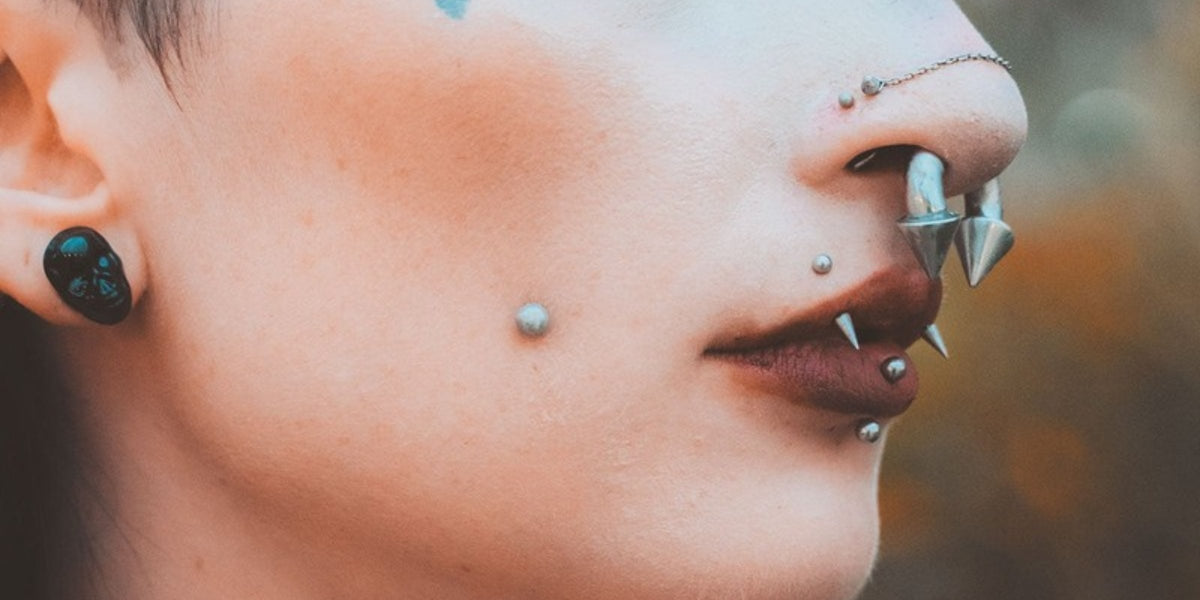 Vertical labret jewellery - curved barbell through the bottom lip
