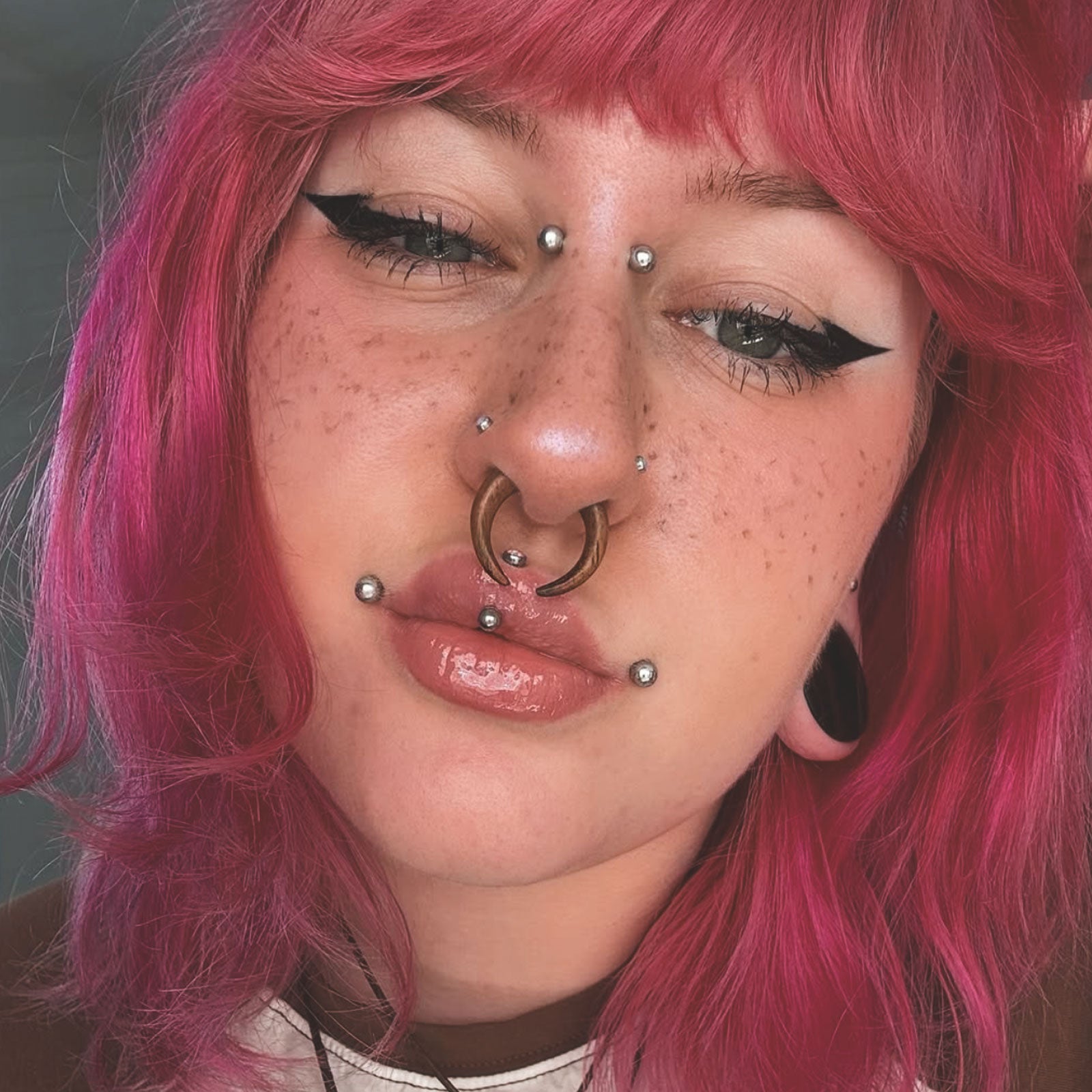 Sono Wood Pincher Model Shot