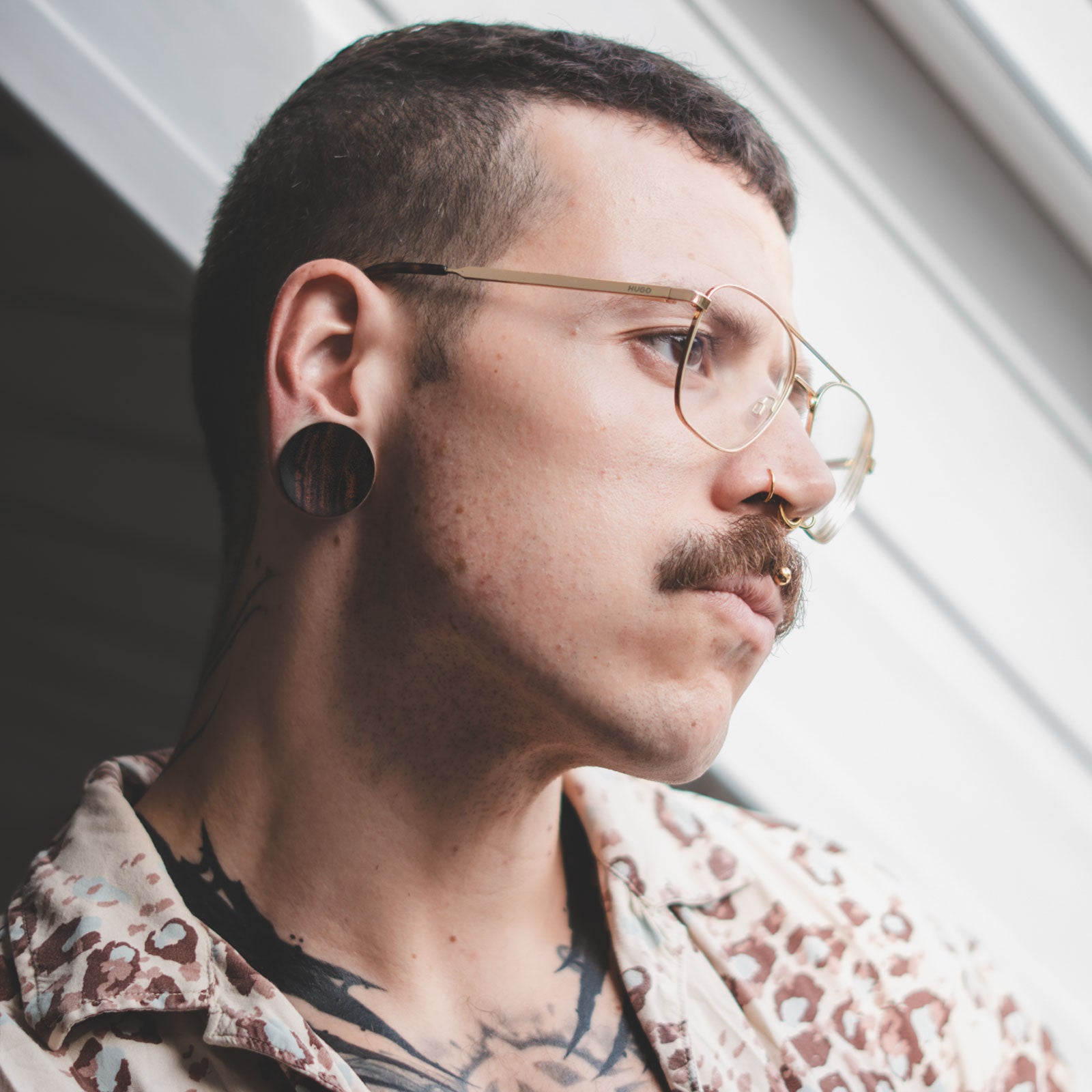 Sono Wood Single Flare Concave Plug Model Shot Male